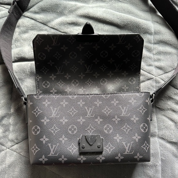 Authentic Louis Vuitton S-Cape Messenger Bag- Posh Authenticated Reseller! - Picture 4 of 16